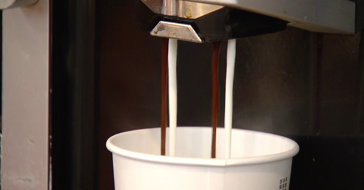 明天（周一）就是年假結束的開工日，四大超商推出咖啡優惠。（圖／東森新聞）