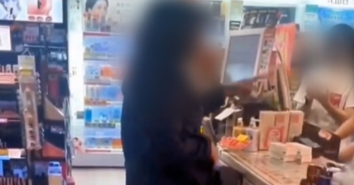 新北一名婦人疑似因為結帳問題和店員起口角，婦人對著店員辱罵不雅字眼還大力摔錢。（圖／翻攝自社會事新聞影音）