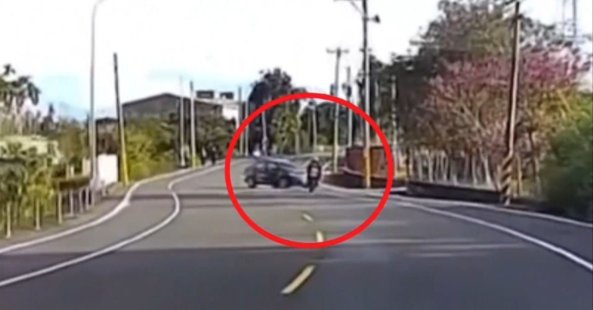 轎車要左轉要進入小巷，直行重機閃避不及迎面碰撞。（圖／東森新聞）