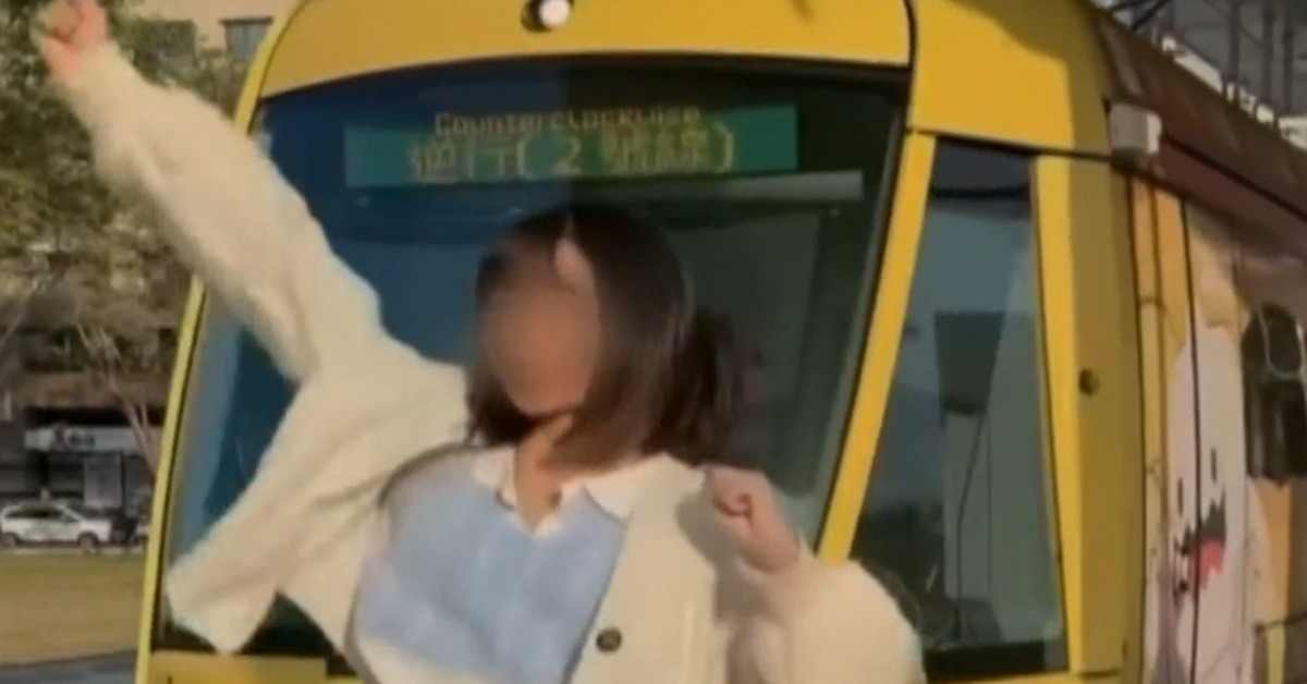 有女子在高雄輕軌無保全月台跳舞，看到輕軌入站，開始手舞足蹈，手腳和身體都一度超過黃色警戒線。（圖／翻攝自 臉書 @七九町－高雄都運輸通）