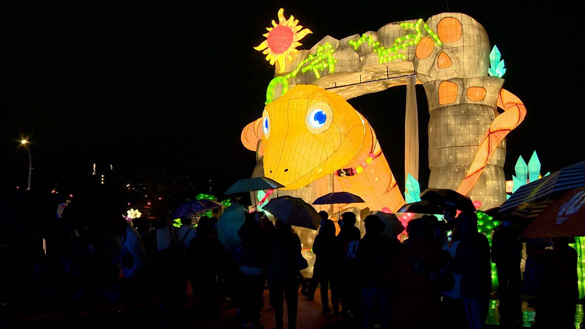 12米巨型靈蛇結合網紗投影技術，搭配氣勢磅礡的旋律，以守護神之姿點亮新北大都會公園。（圖／東森新聞）