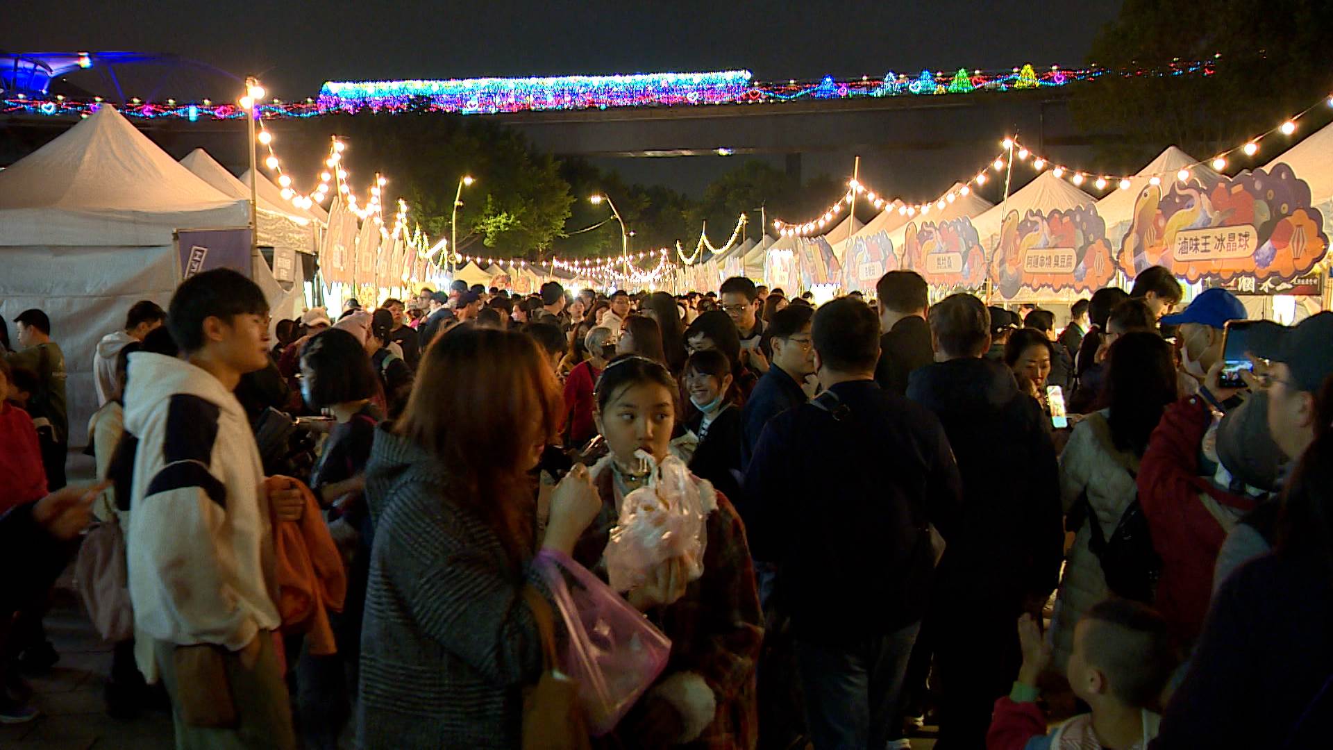 10大主題燈區、6大特色活動，加上文創市集與美食攤販要帶民眾熱鬧慶元宵。（圖／東森新聞）