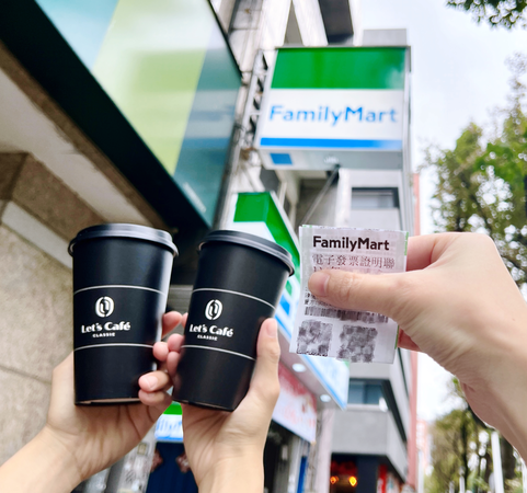 全家開出9組發票大獎，其中一組獎落離島的全家澎湖尚洪店，幸運得主僅花130元購買2杯Let’s Café焦糖拿鐵即中千萬。（圖／業者提供）