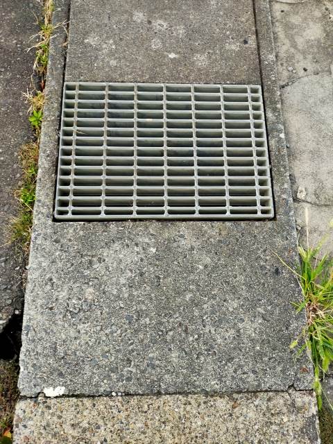 若發現水溝阻塞情形，可通報各區清潔隊或1999。（示意圖／翻攝自photoAC）