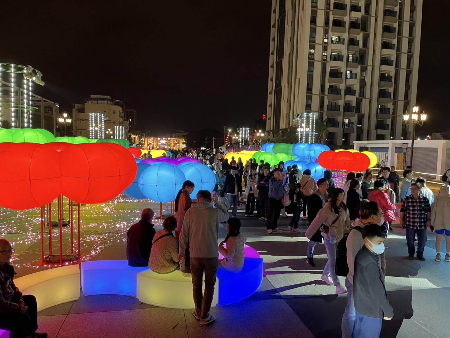 燈會開幕後，民眾的反應極為熱烈。（圖／花蓮縣政府提供）