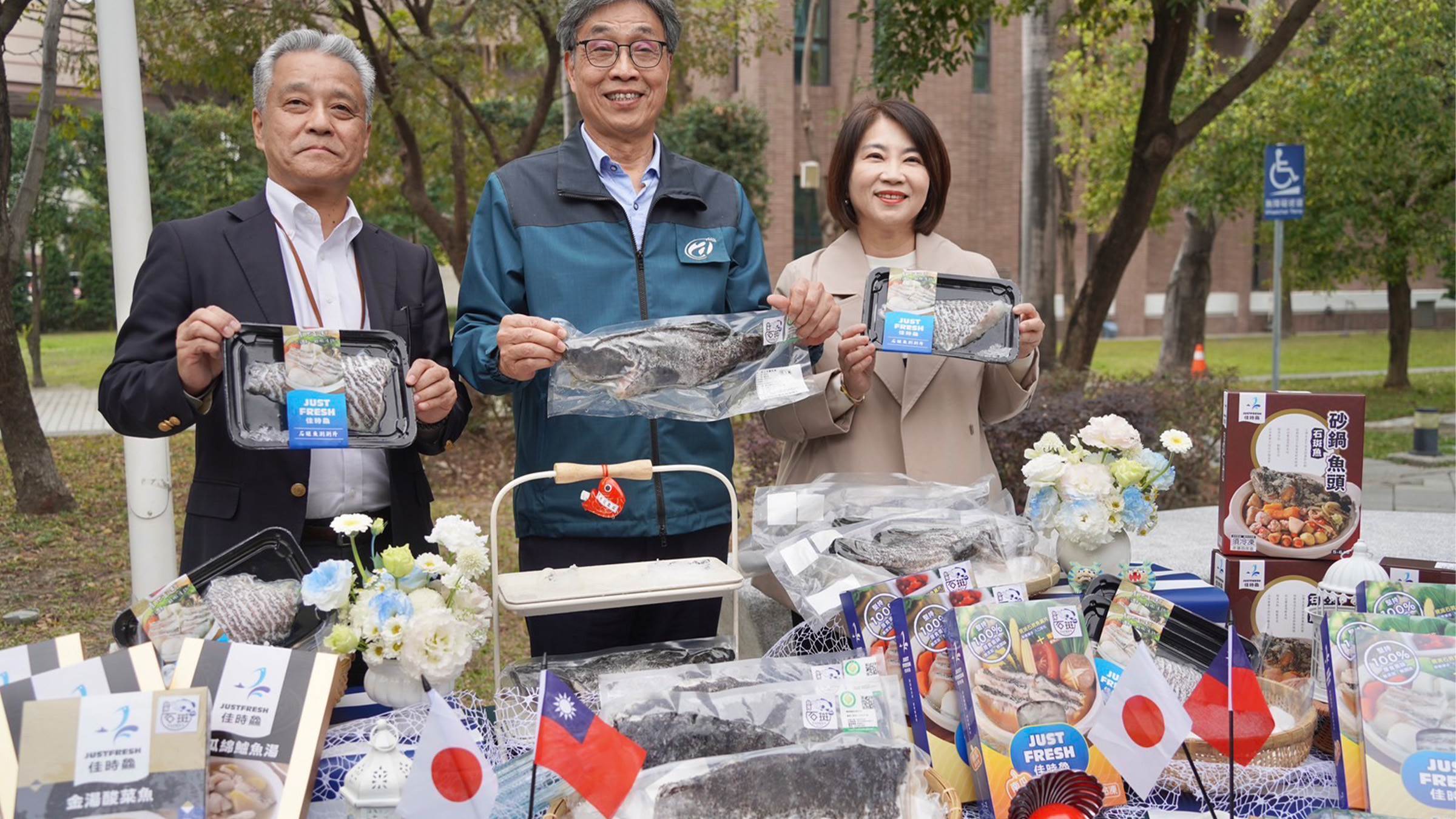 農業部、屏東縣府及產業界齊心協力，龍虎斑成功叩關日本市場，展現台灣水產的國際競爭力。（圖／屏東縣政府提供）