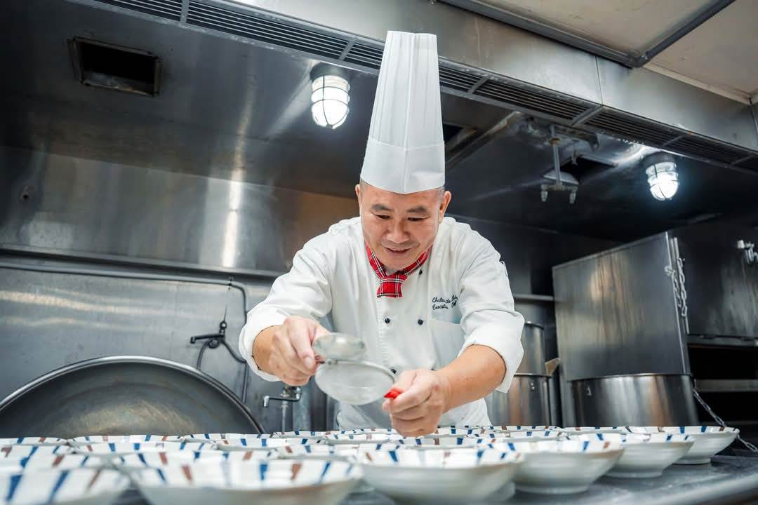 主廚以高雄在地有機食材精心烹調，展現綠色友善餐廳的環保美味。（圖／高雄市政府提供）