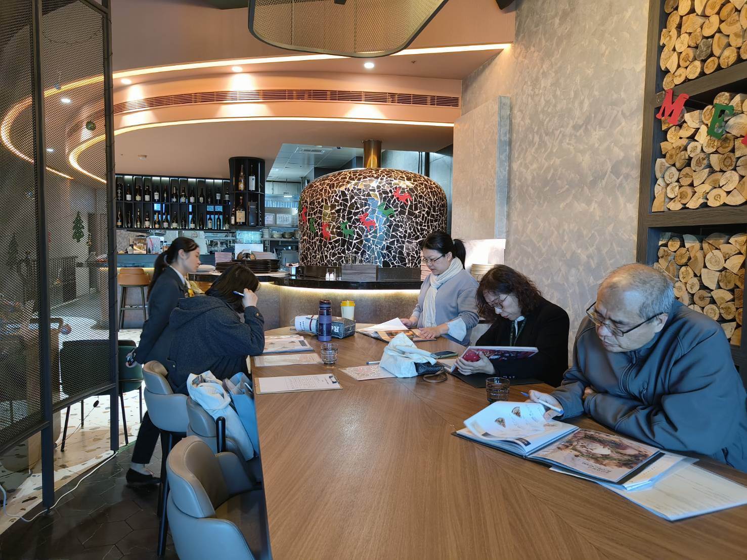 民眾在綠色友善餐廳專注挑選融合在地食材的料理，體驗健康與永續的美味饗宴。（圖／高雄市政府提供）