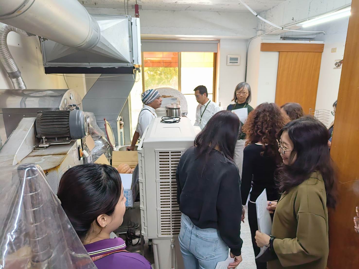 評審進入廚房實地考察，嚴格評估食材來源及烹飪過程中的環保實踐。（圖／高雄市政府提供）