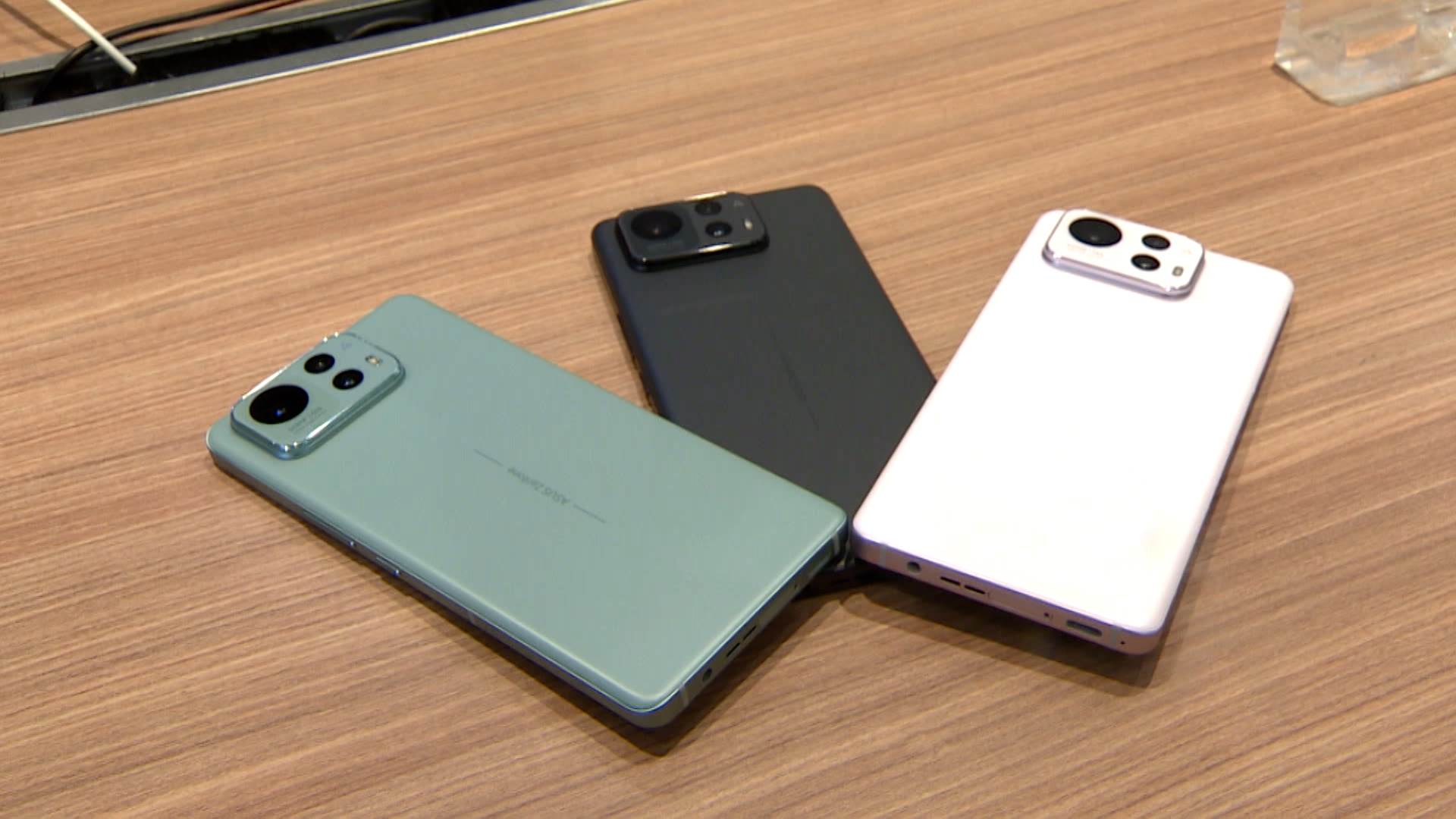 華碩AI手機ZenFone 12 Ultra搭上AI熱潮。（圖／東森新聞）