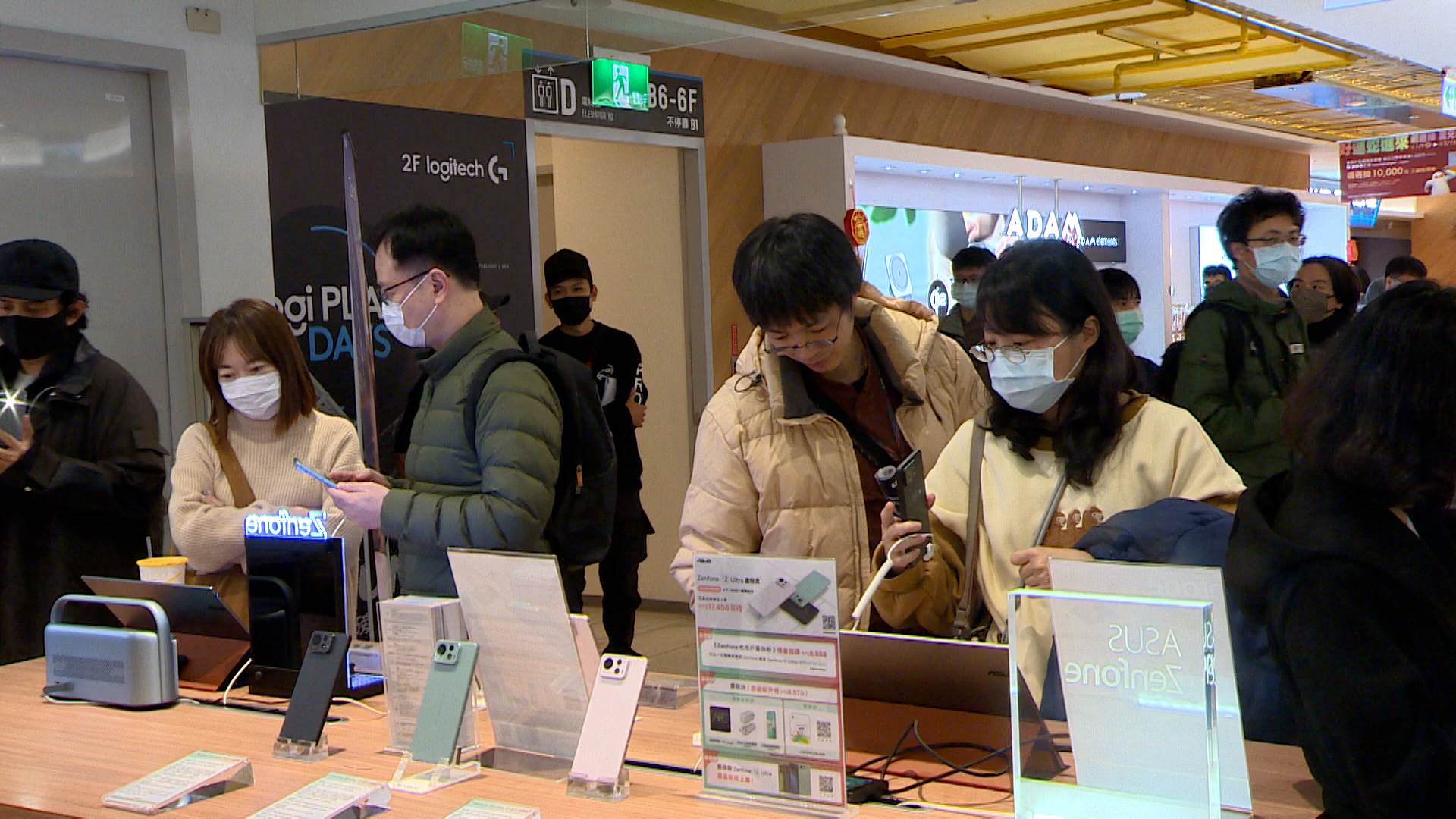 吸引大批民眾排隊搶購。（圖／東森新聞）