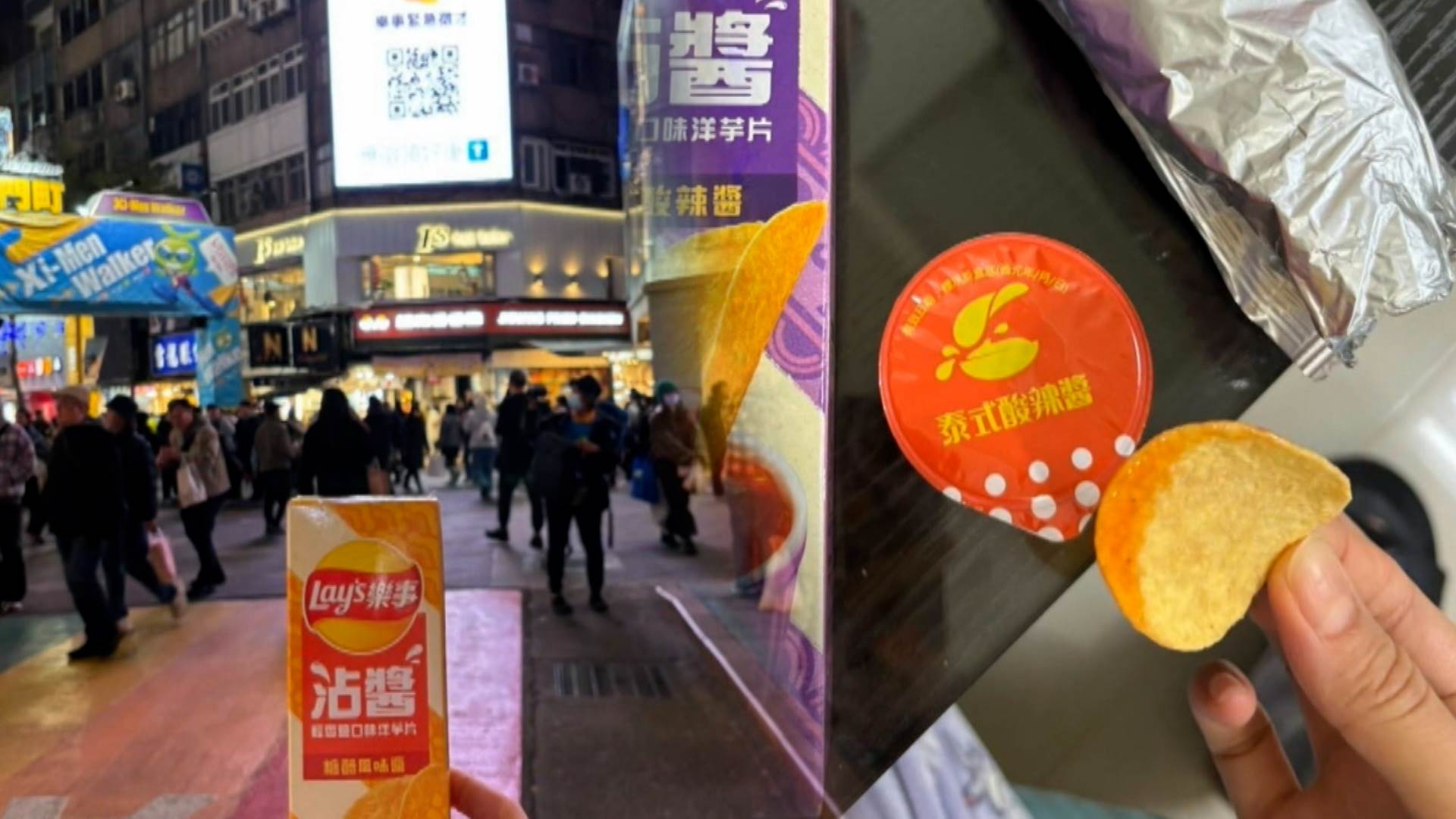 網友紛紛大嘆台灣人真的不放過諧音梗,透過Kuso有趣的互動為強勢回歸的沾John洋芋片做足宣傳。(圖/東森新聞)