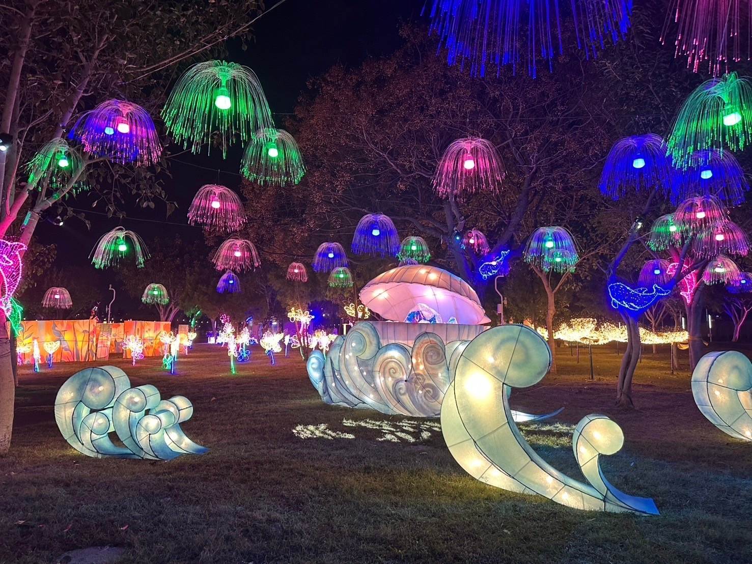 2025中臺灣元宵燈會設有【開啟藝境】、【條漫世代】、【彩繪迷宮】、【璀燦琉璃】、【奇幻森林】、【追尋幸符】等六座絢麗奪目的燈組。（圖／臺中市政府教育局終身教育科提供）