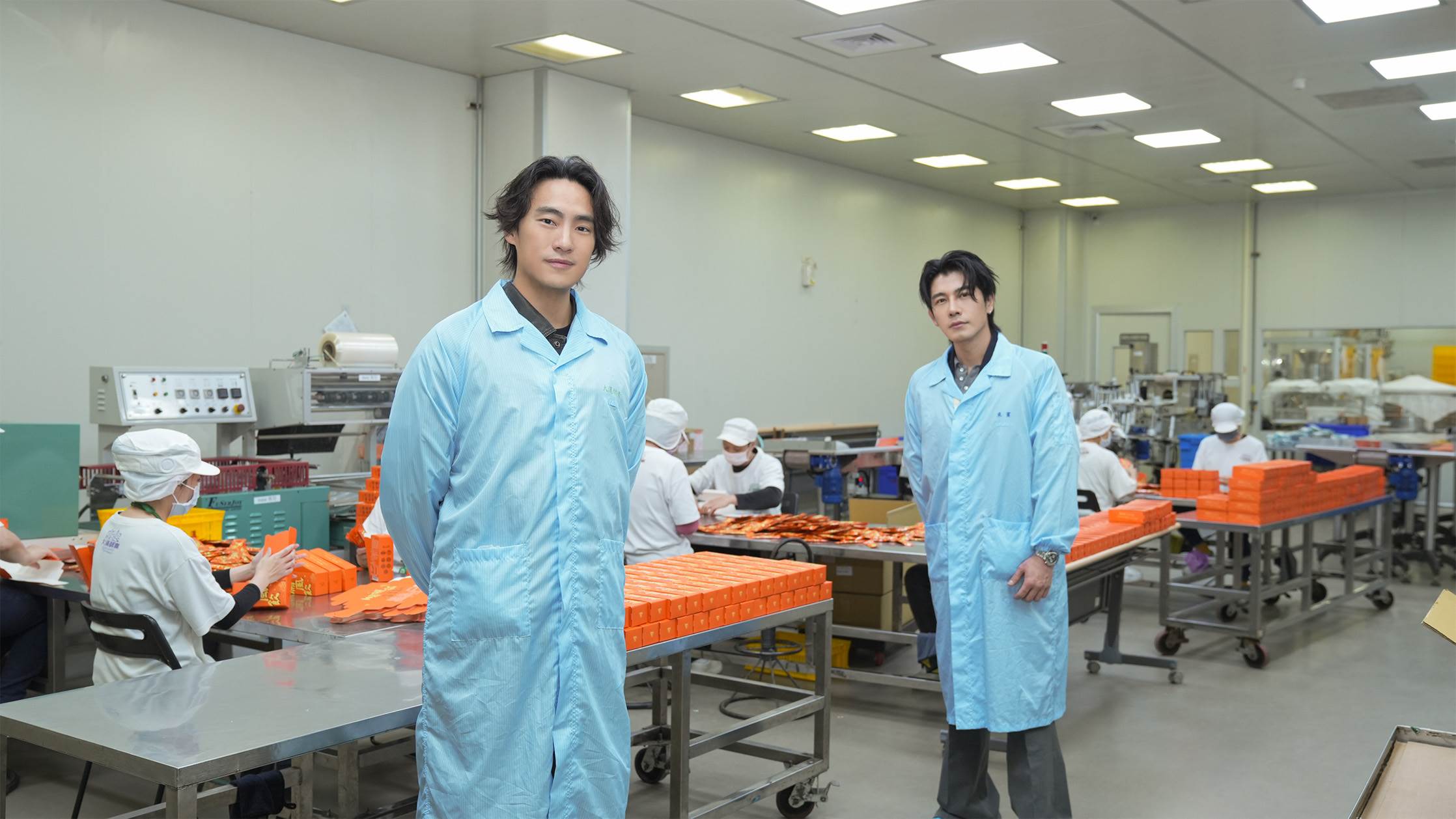 快電商創辦人陳雋希（Vic）與森田參觀大漢酵素生物科技包裝站。（圖／快電商提供）