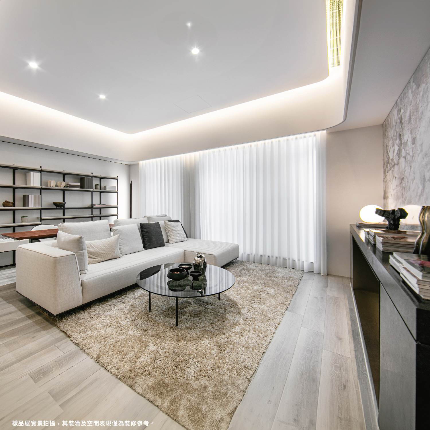 室內配置豪奢建材，提供居住最具品味的生活饗宴。(樣品屋實景拍攝，其裝潢及空間表現僅為裝修參考。)（圖／華友聯開發提供）
