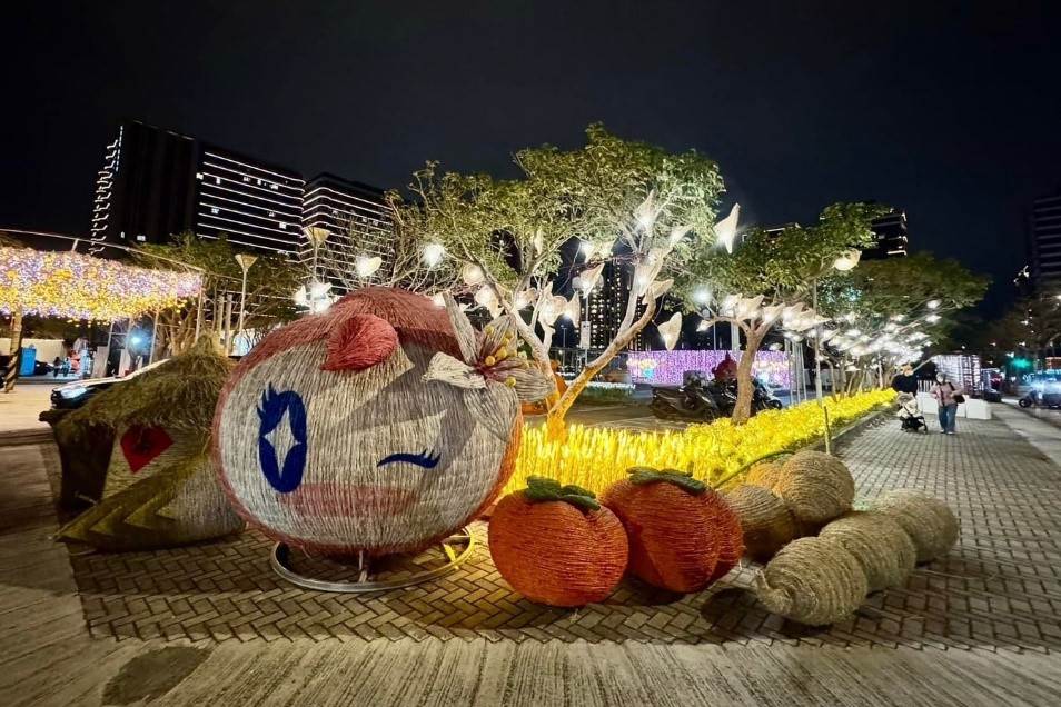 「桃園好農市集」運用農產元素，並結合桃園吉祥物「ㄚ桃」，打造精巧藝術作品，邀請大家前來採購桃園在地優質農特產伴手禮。（圖／業者提供）