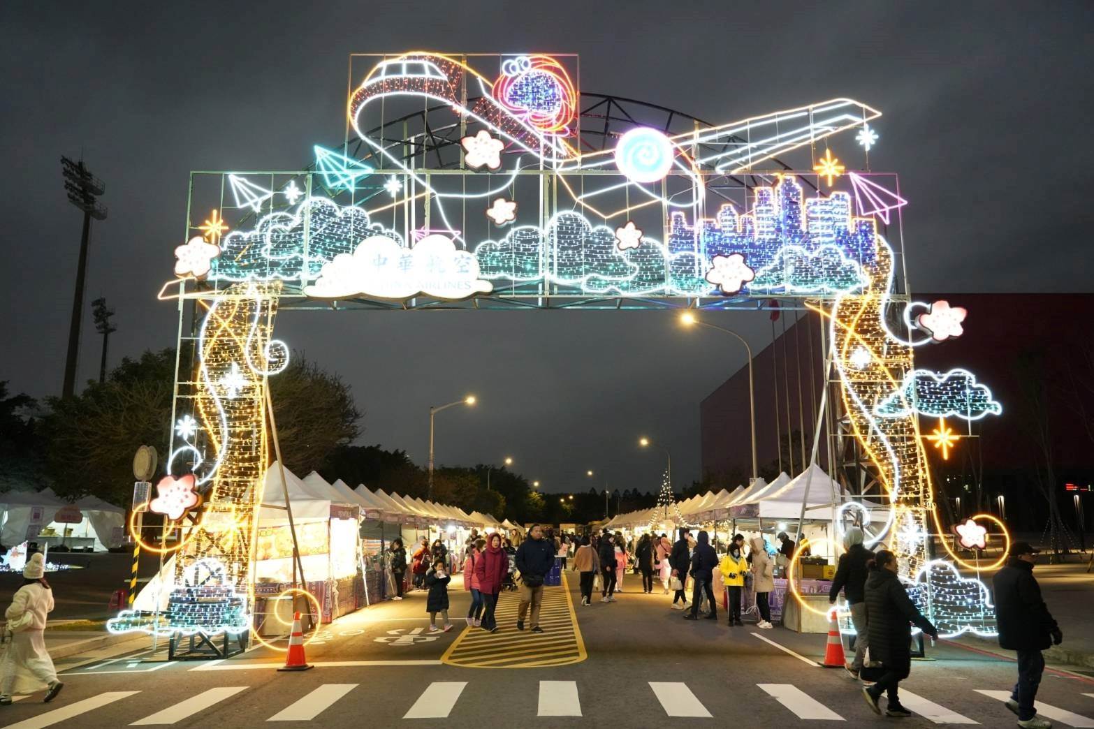 2025台灣燈會共規劃四大市集，除了品嘗美食、採購在地好物，還能觀賞各市集特色燈藝作品。（圖／業者提供）