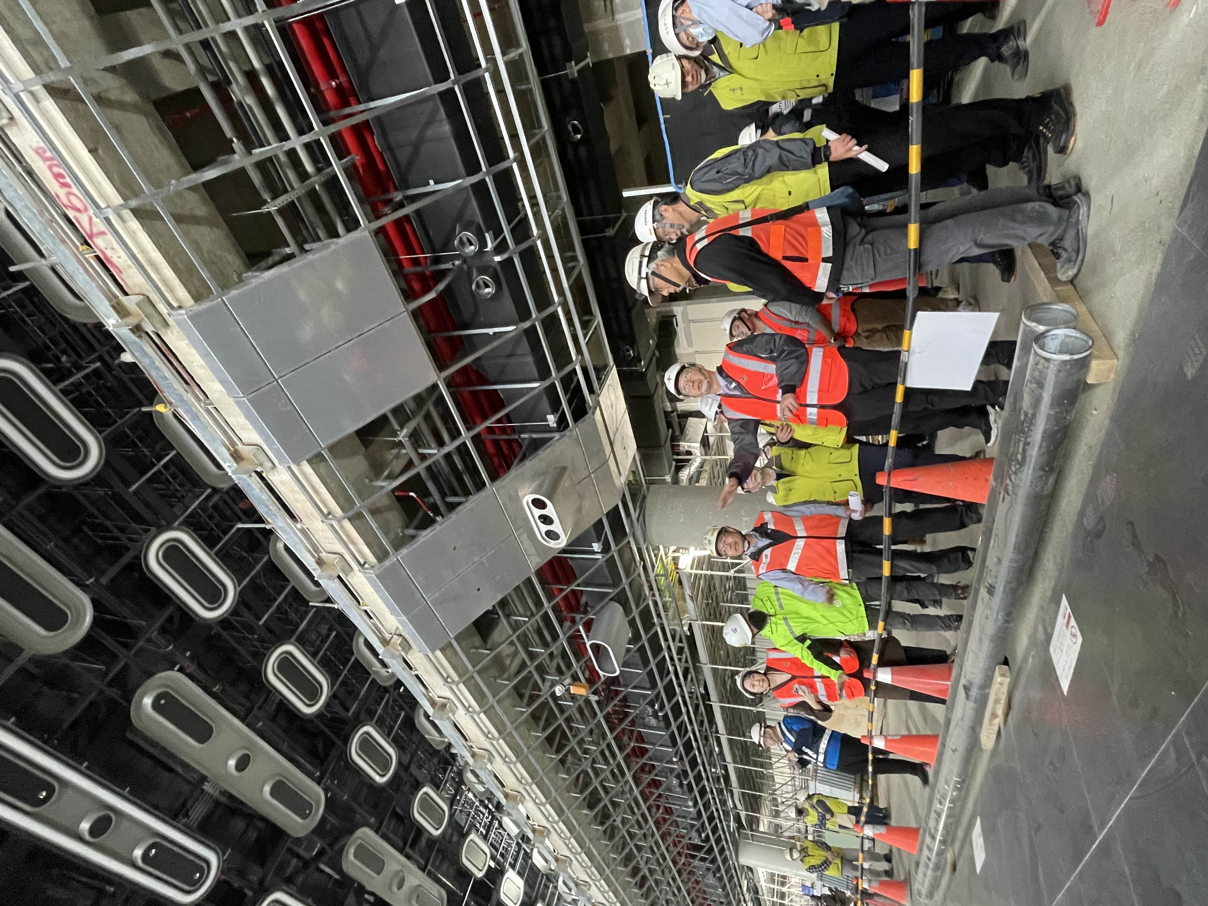 交通部長陳世凱赴桃園機場第三航廈北廊廳施工現場，嘉勉施工團隊持續推動相關工程，確保如期完成。（圖／桃園機場提供）