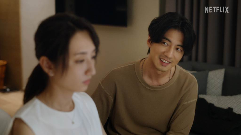 陽光鮮肉和前男友同時夾殺，這場婚姻是否就此亮起紅燈。（圖／Netflix）