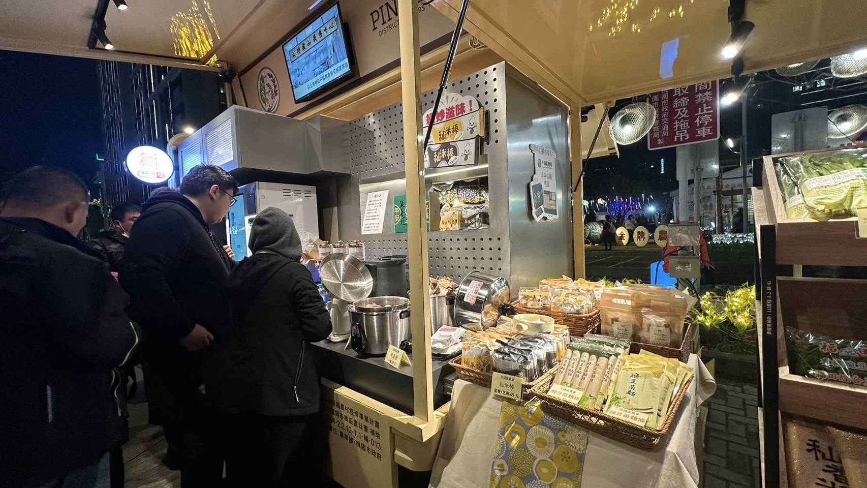 好農市集現場有桃園14個<a href='/search/tags/農會/' target='_blank'>農會</a>的吸睛直銷車。（圖／桃園市政府農業局提供）