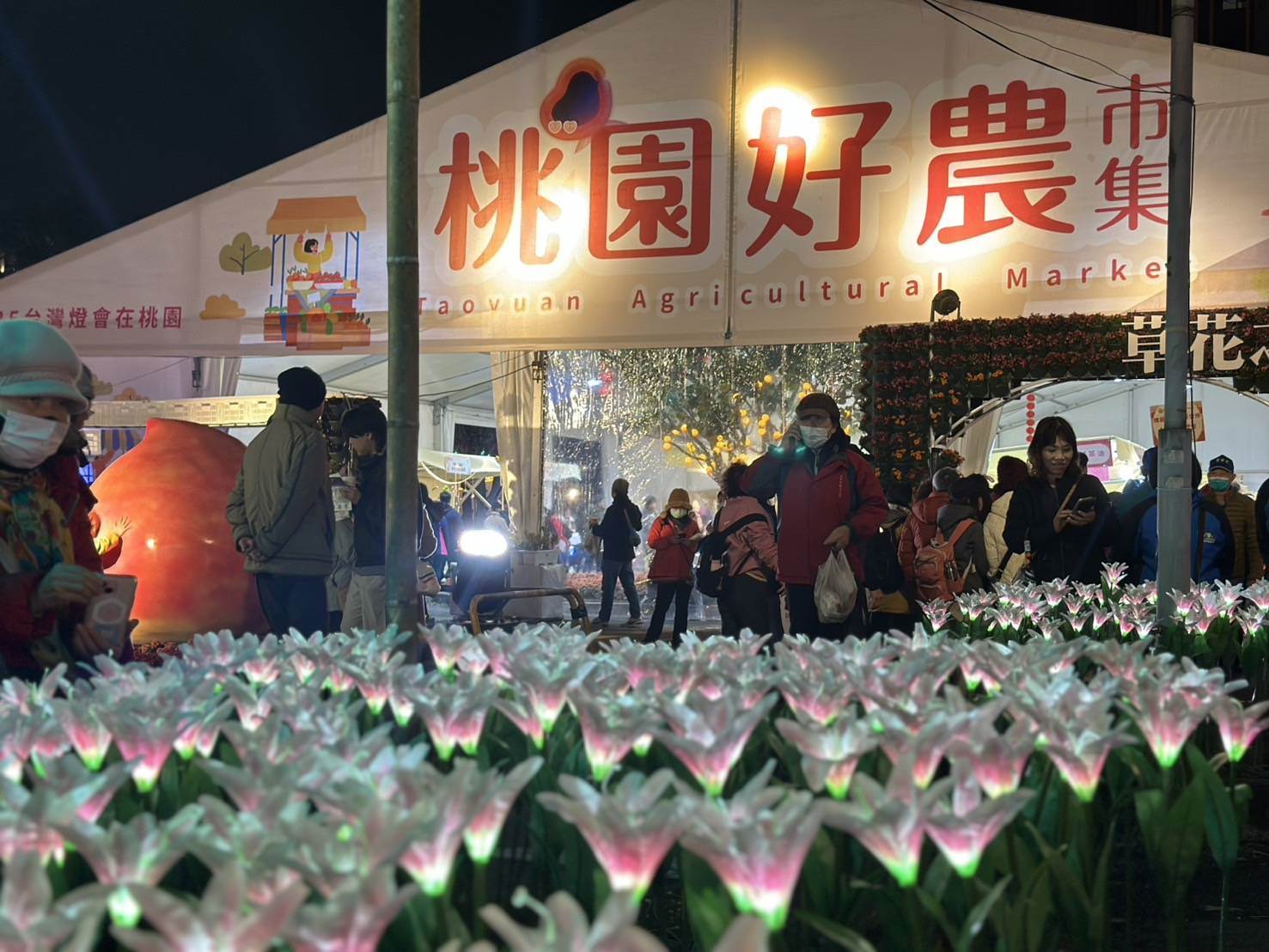 「桃園好農市集」不只是「市集」，還是一個「燈區」。（圖／桃園市政府農業局提供）