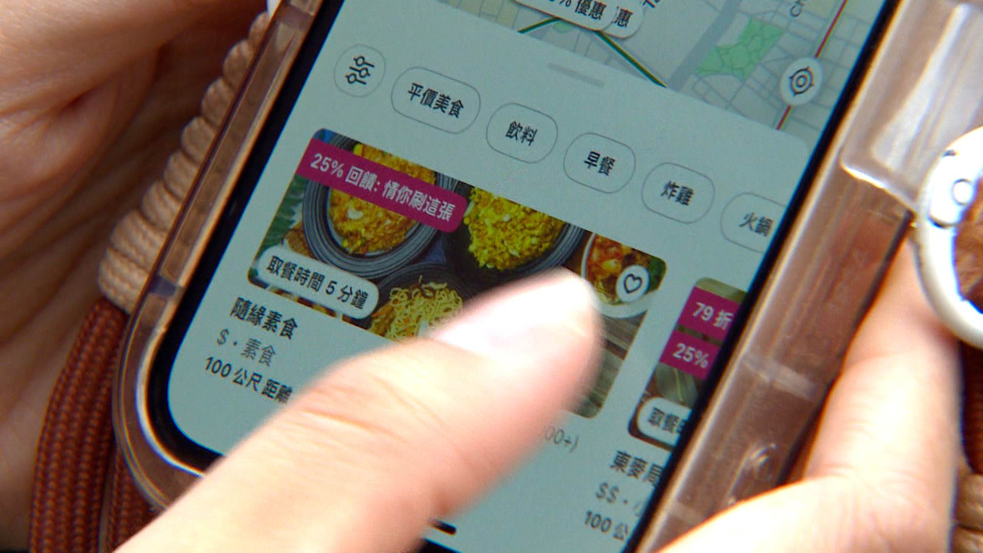  透過外送平台先下單，報上訂單號碼即可取餐，成為夜市美食新風潮。（圖／東森新聞）