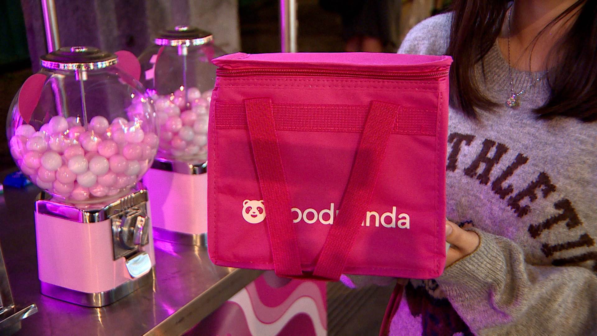 消費者在 foodpanda 攤位兌換完成訂單，不僅省時，還能參加扭蛋抽獎。（圖／東森新聞）