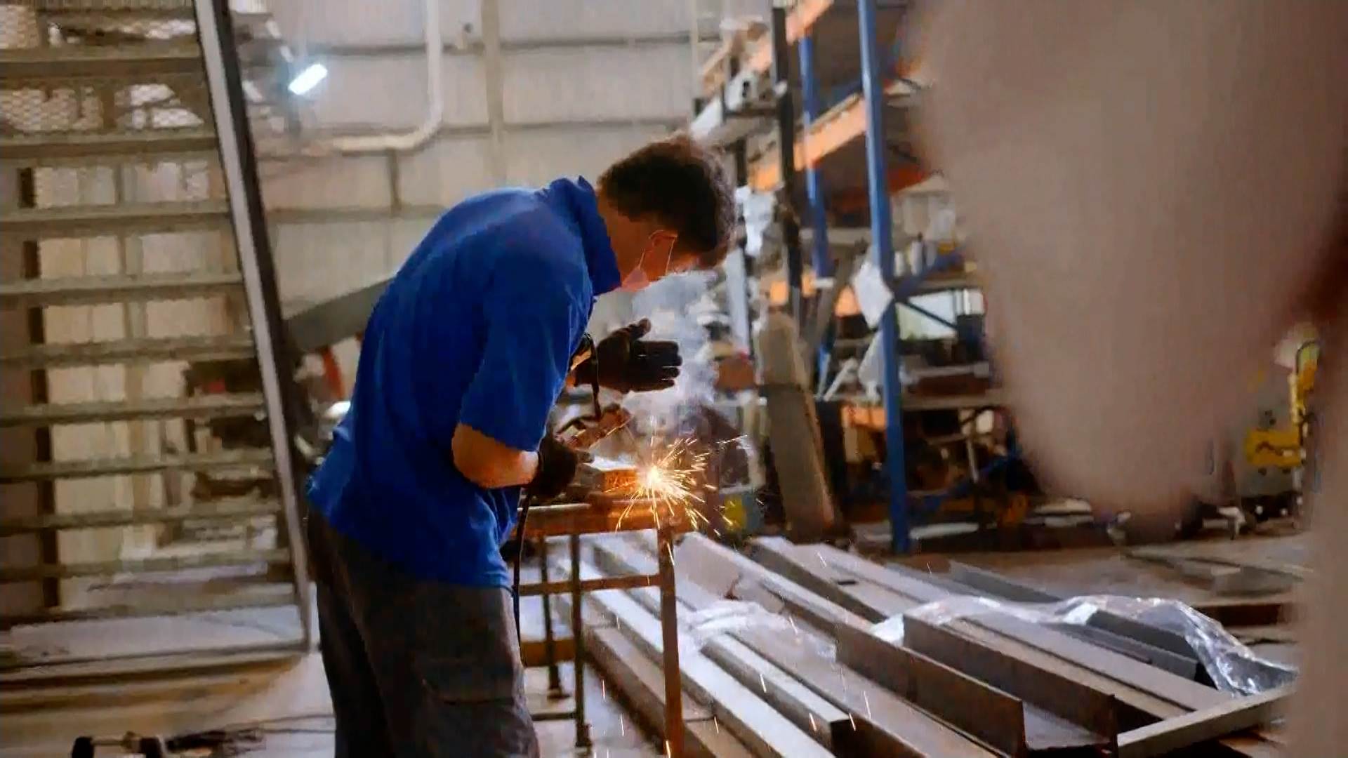 親自走進工廠，每種金屬材料、每步製程清楚呈現眼前，讓在學的青年人才透過<a href='/search/tags/實作/' target='_blank'>實作</a>「做中學 學中做」。（圖／東森新聞）