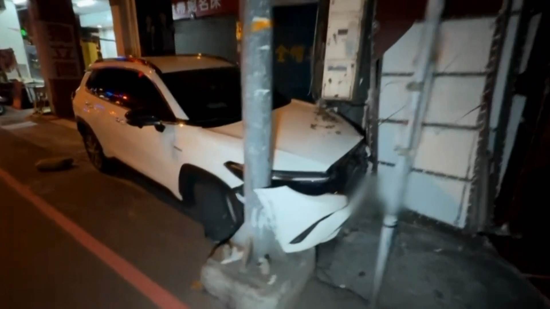 酒駕撞斷燈0700-2