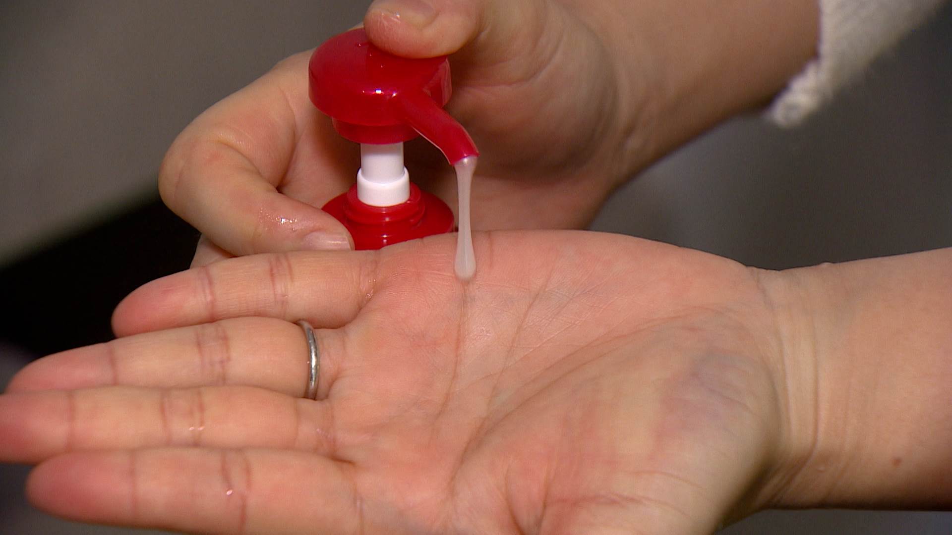 愛美女性也能在家輕鬆呵護秀髮，讓髮質更加亮麗健康。（圖／東森新聞）