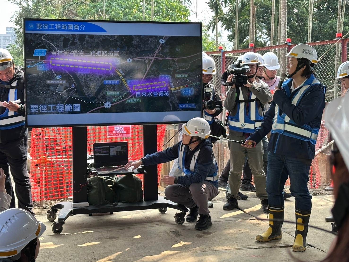 新北捷運局謝昕盎主任簡報說明。（圖／新北市政府捷運工程局提供）