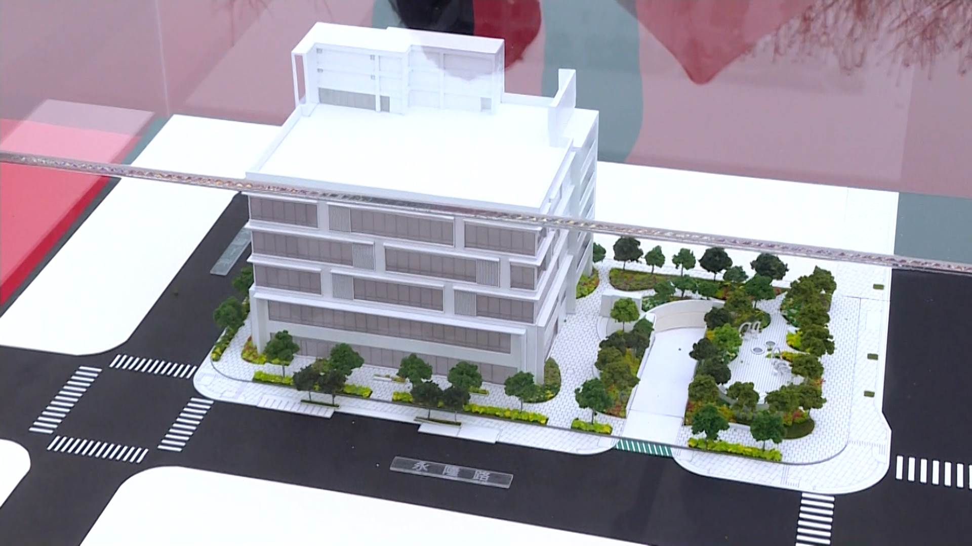 整個建築量體，地下三樓地上五樓，總共是八樓。（圖／東森新聞）