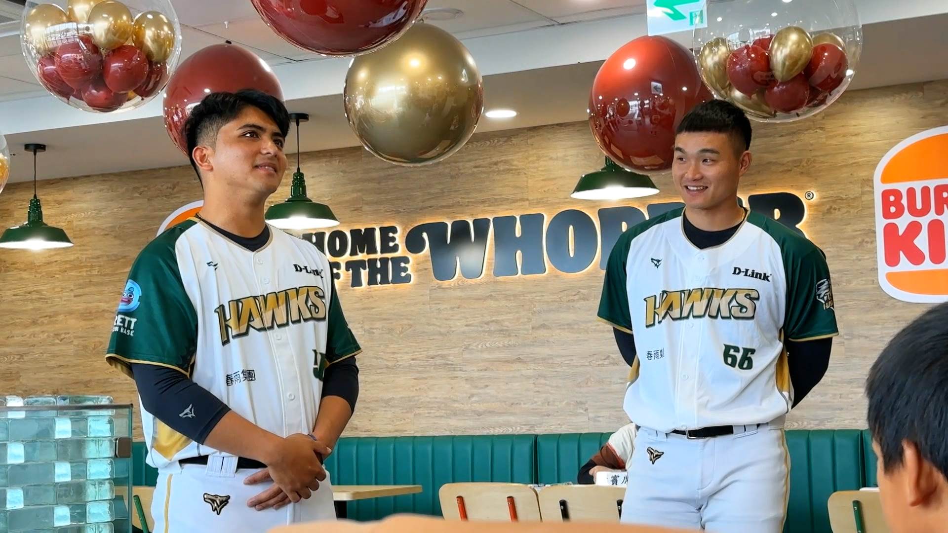 漢堡王台灣第一百間門市開幕首日特別邀請職棒球星陳柏清跟黃紹睿擔任一日店長。