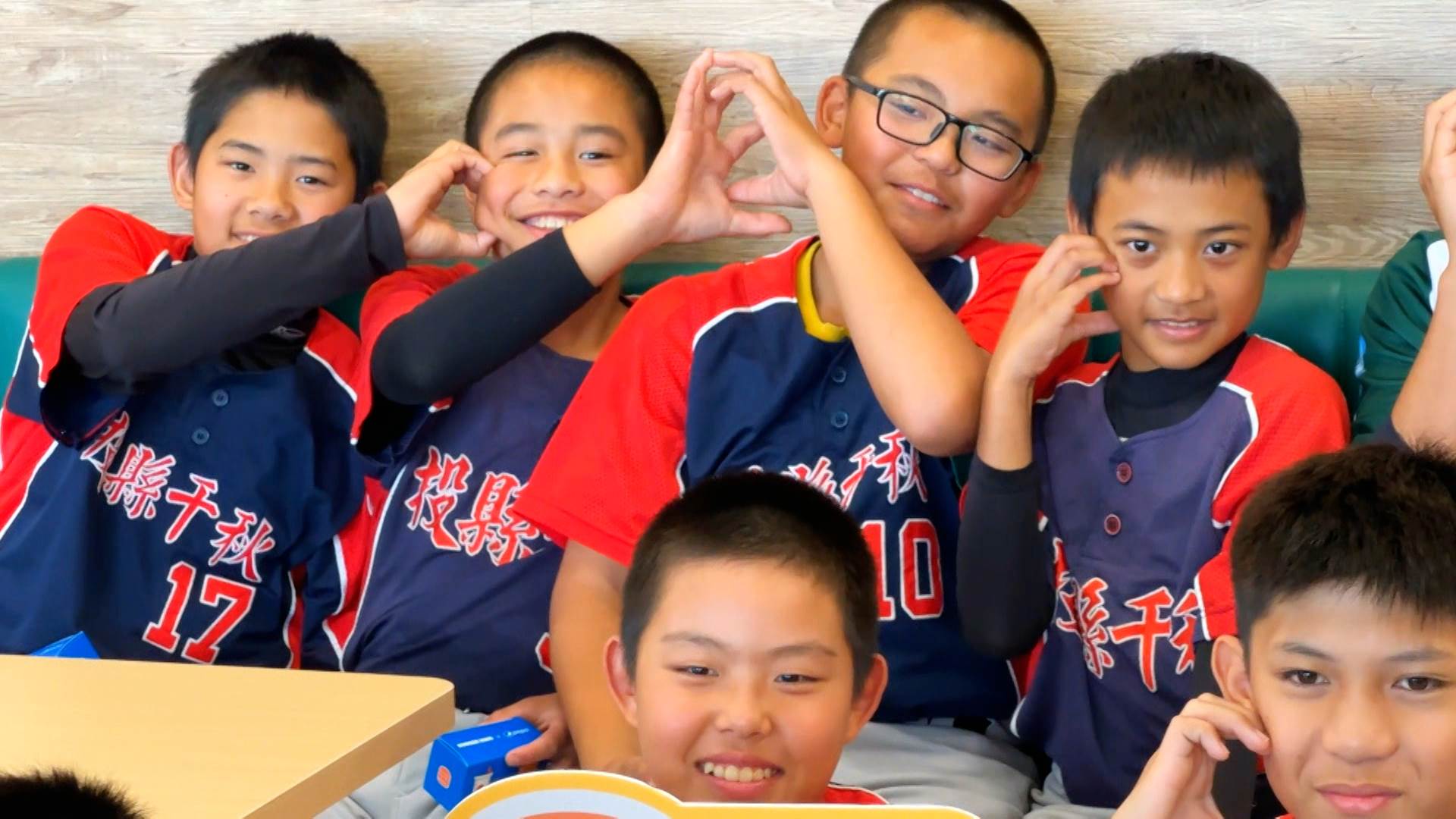 活動特別邀請南投，千秋國小少棒隊的小球員跟一日店長玩遊戲。