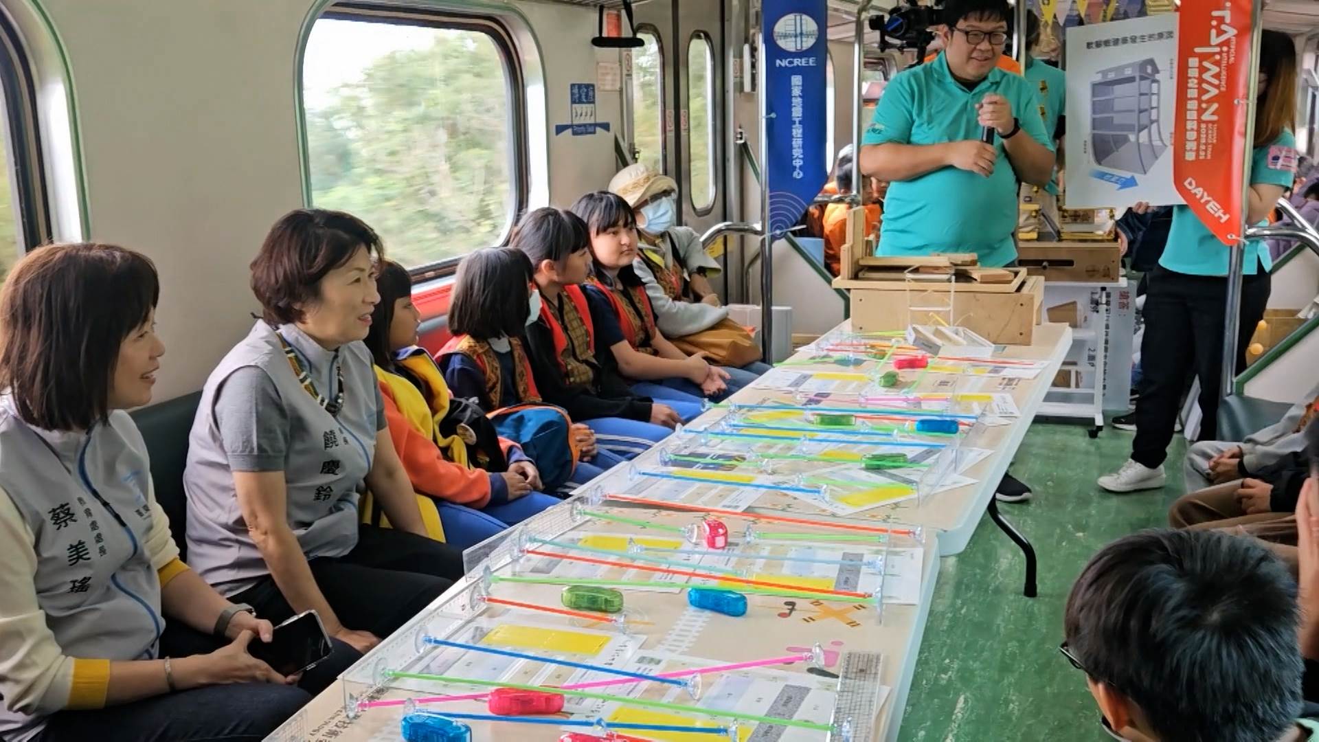 2025南迴科普列車，引領兩縣800位師生共襄盛舉，搭乘科普列車體驗玩科學的樂趣。（圖／東森新聞）
