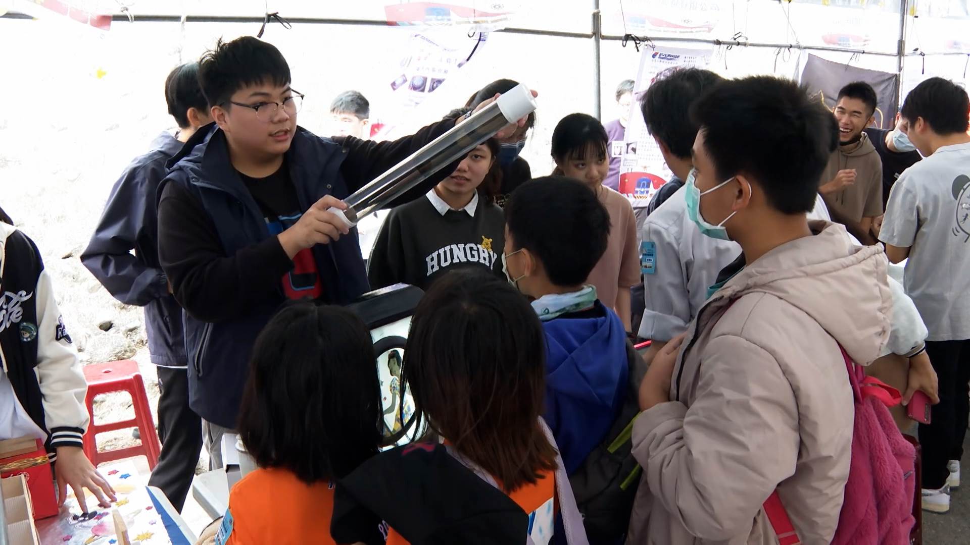 今年科普列車終於串起雙東，透過企業基金會辦科學市集，讓孩子們體驗科學遊戲。（圖／東森新聞）