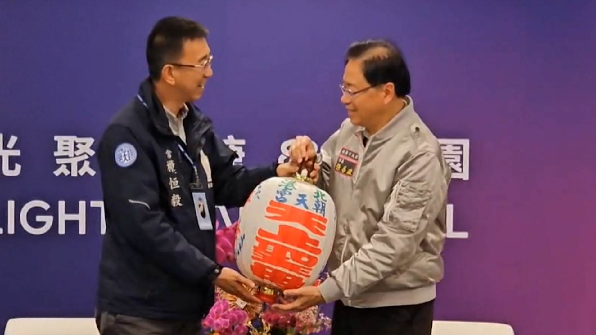 雲林縣長張麗善率領縣府團隊到桃園參訪，贈送北港萬年聖火燈籠，促進雙方城市交流。