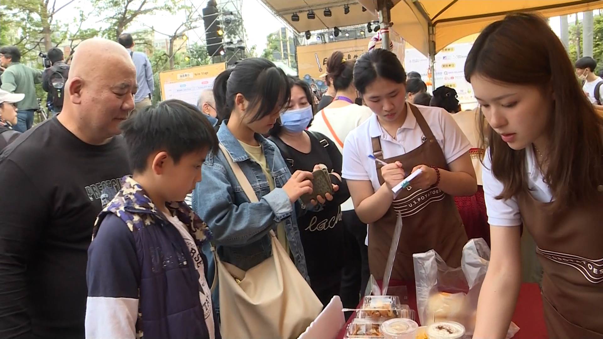 活動現場有來自世界各地的美食攤位。（圖／東森新聞）