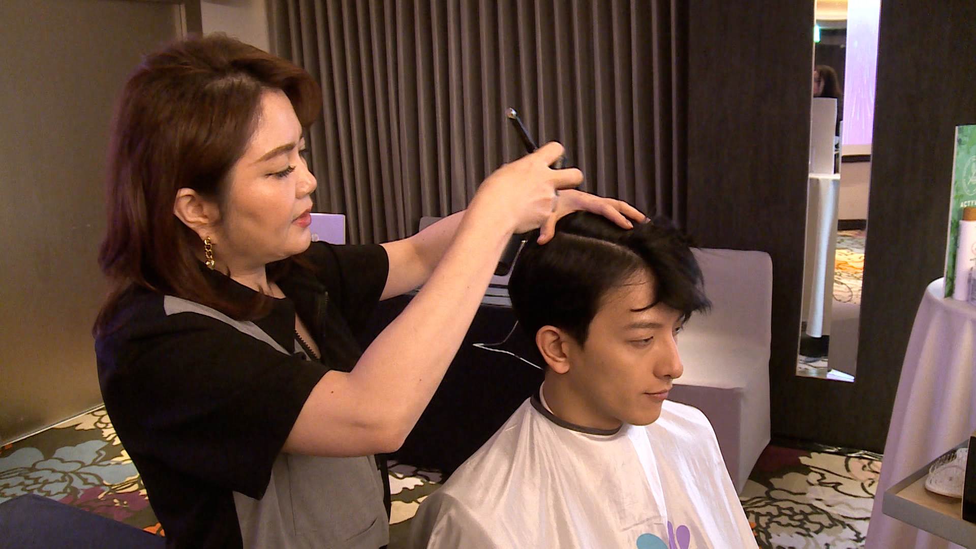 專業的美髮師會細心地為顧客提供頭皮養護服務。（圖／東森新聞）