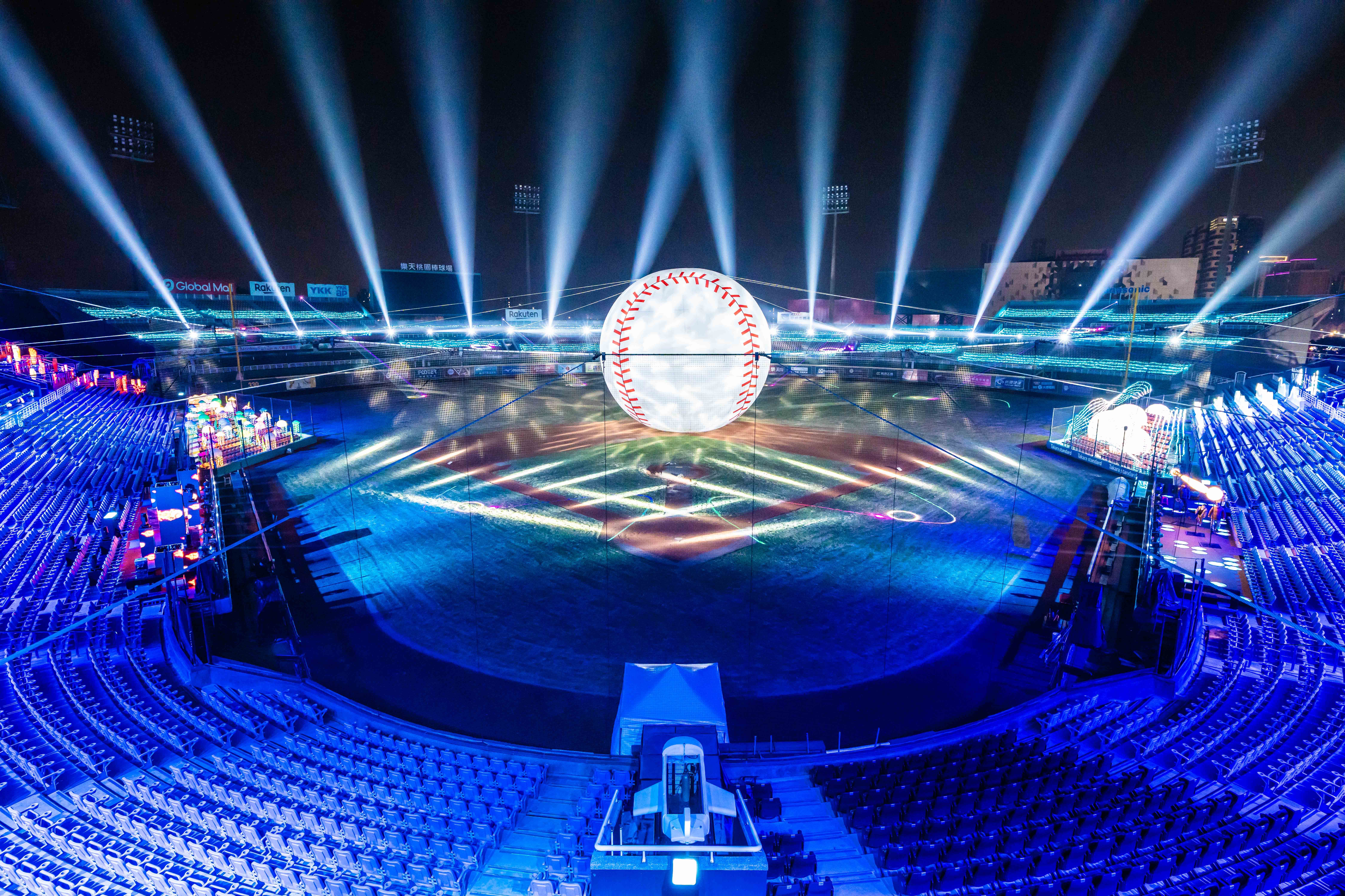 今年燈會首次以棒球場做為燈區,打造最大棒球燈組「光耀之球」。(圖/業者提供)