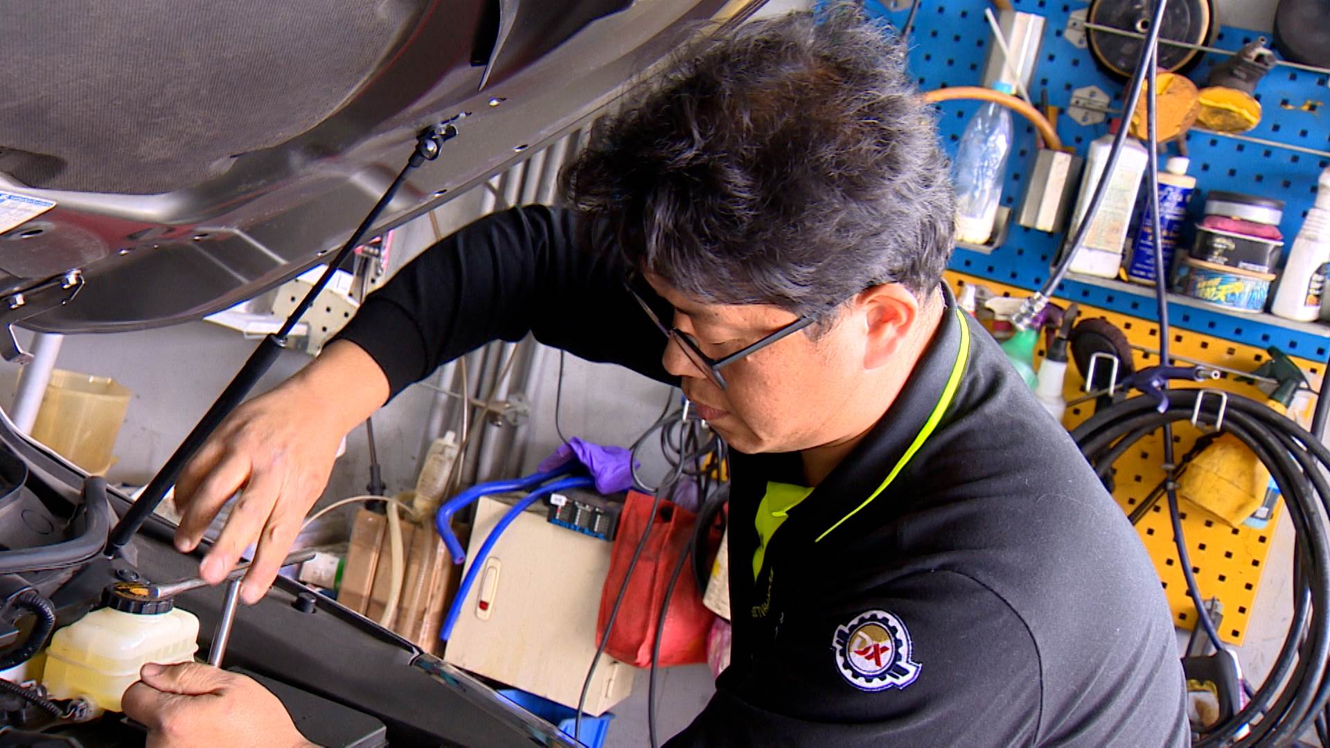 專家建議,車主應挑選適合的電瓶,並定期進行檢查與保養。(圖/東森新聞)