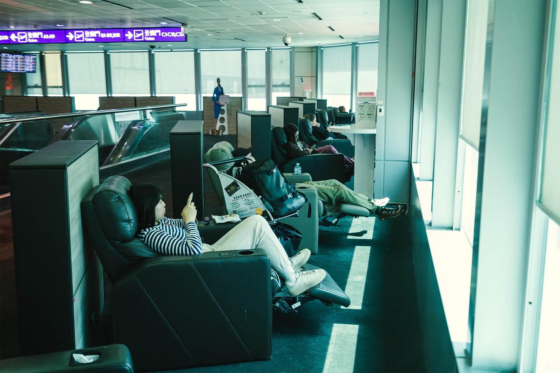 二航廈提供位置得宜座位區選項和吸睛的休息放鬆空間。（圖／桃園機場提供）