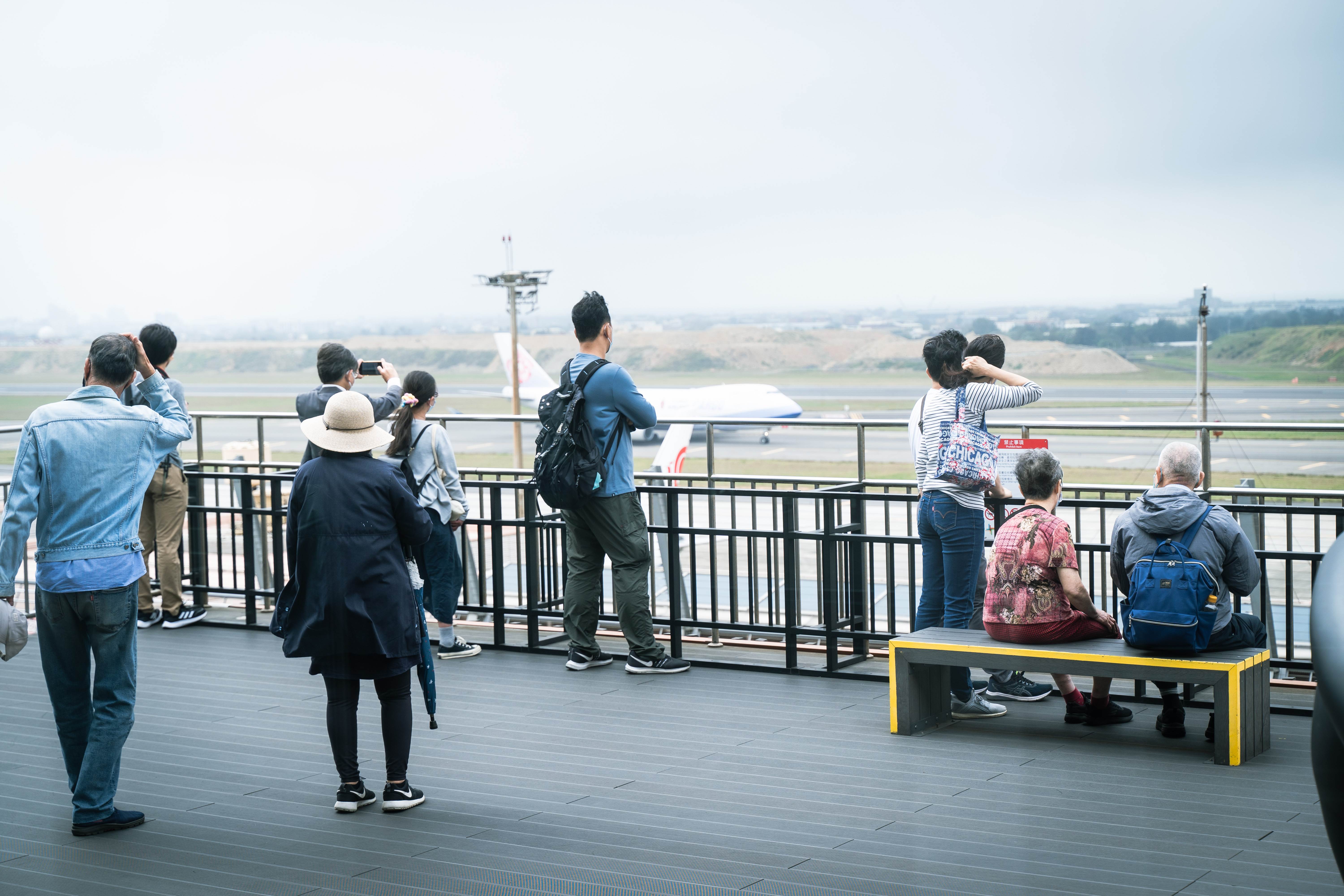 二航廈的5樓在疫情之前就有很棒的觀景台和台灣玩藝大街。（圖／桃園機場提供）