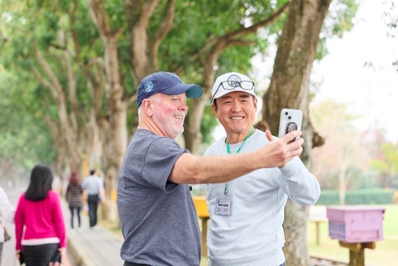 Bob's Utopia(左)與檢場(右)一同體驗凰金遊程魅力。（圖／交通部觀光署提供）