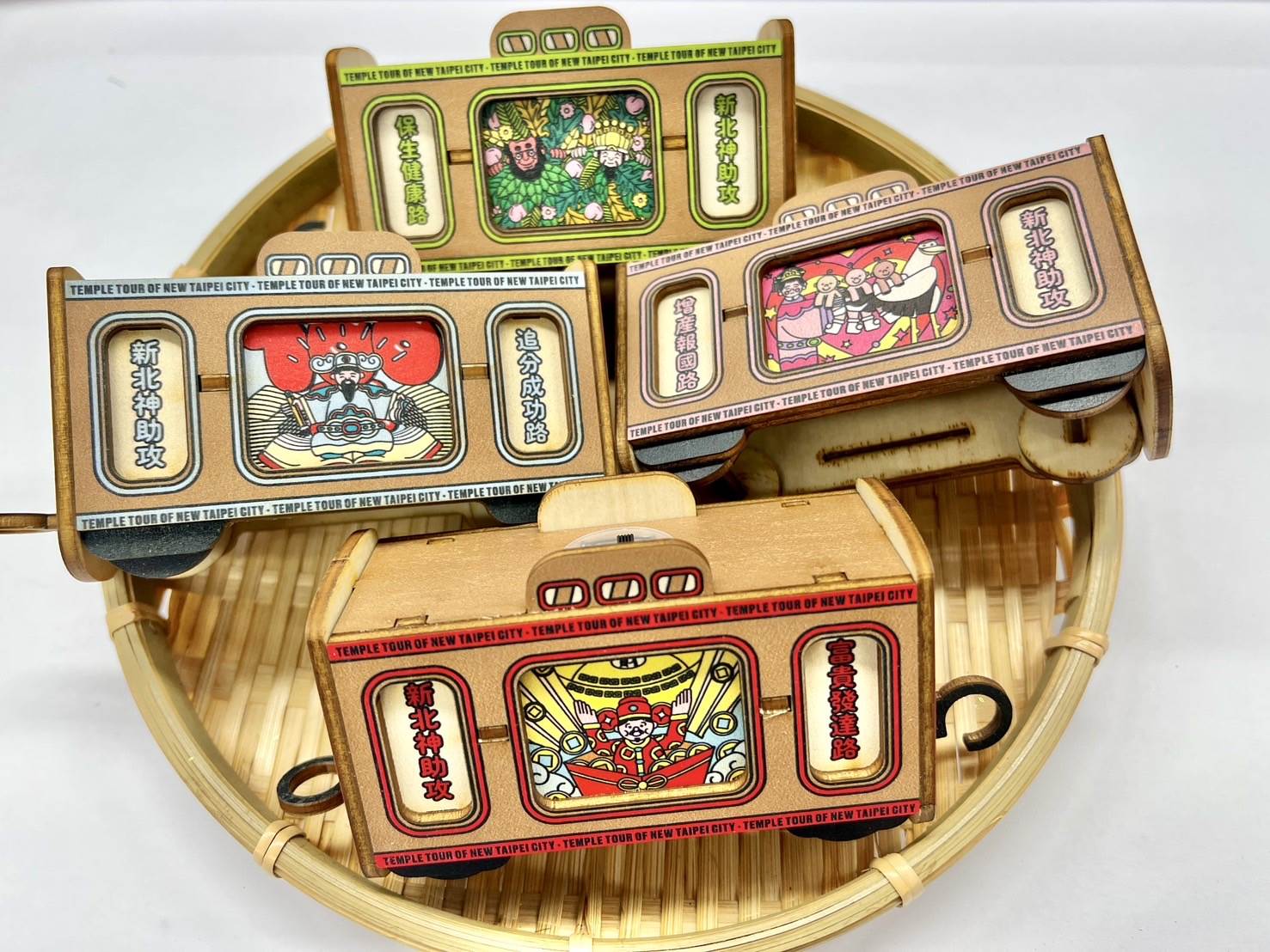 限量「祈福列車」文創商品，透過打卡集章就能獲得，共有10種圖案，可以蒐集串成列車。（圖／新北市政府民政局提供）