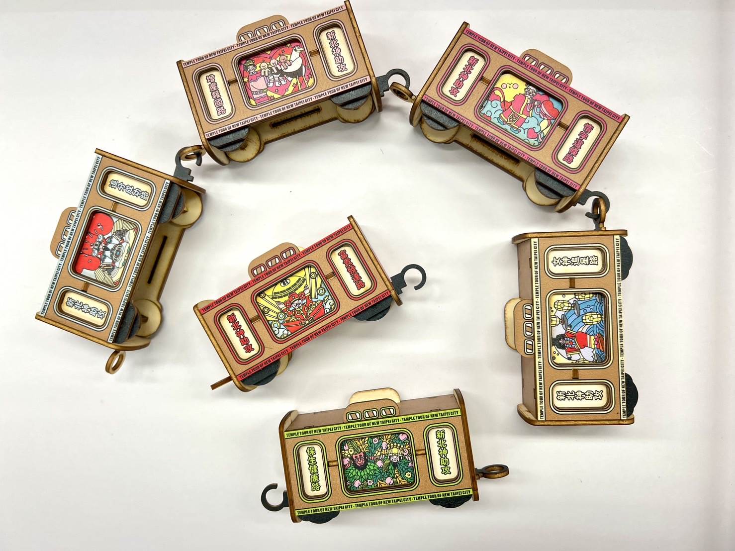 限量「祈福列車」文創商品，透過打卡集章就能獲得，共有10種圖案，可以蒐集串成列車。（圖／新北市政府民政局提供）