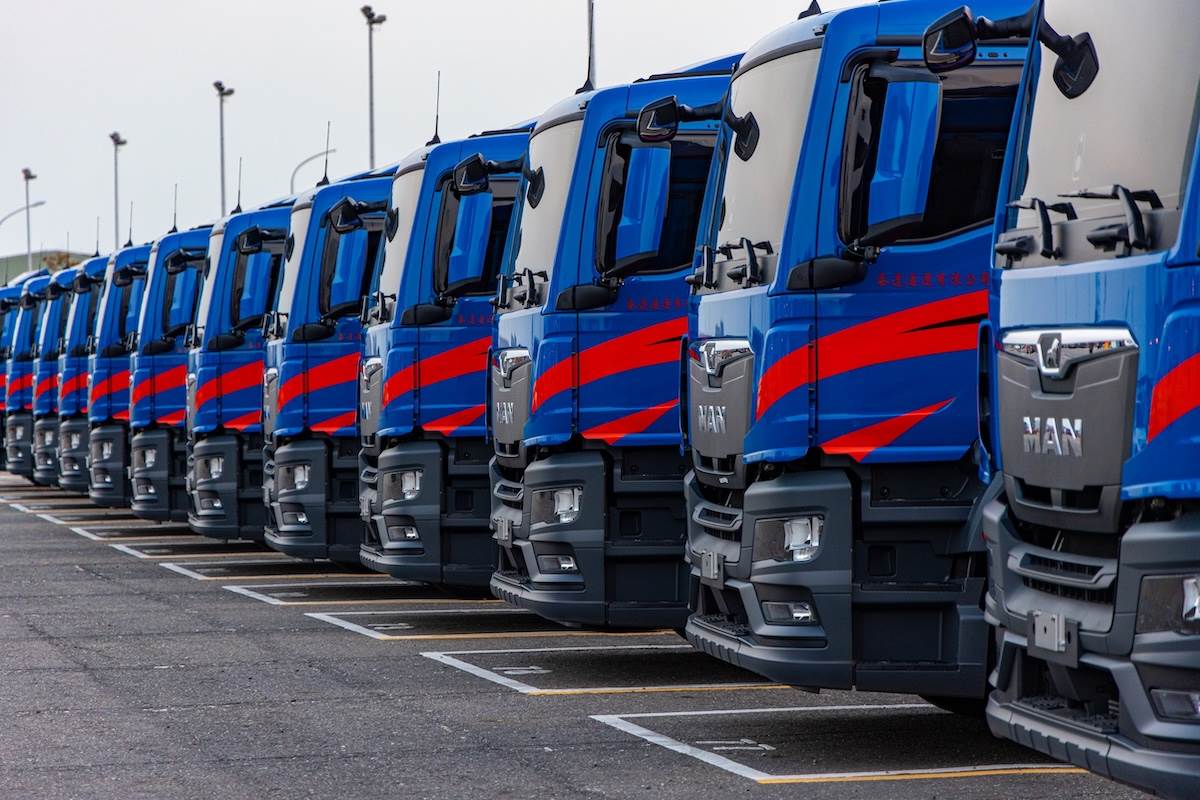 15輛曳引車一字排開，場面十分壯觀。（圖／泰勇集團提供）