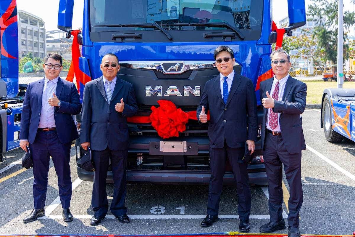 泰勇總經理特助陳思翰、泰勇董事長陳新登、泰達董事長陳仕侖和至遠企業總裁楊健男等，共同出席的交車儀式。（圖／泰勇集團提供）