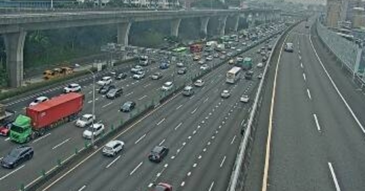 國道1號北向33.6公里處發生追撞事故。（圖／高公局即時影像）