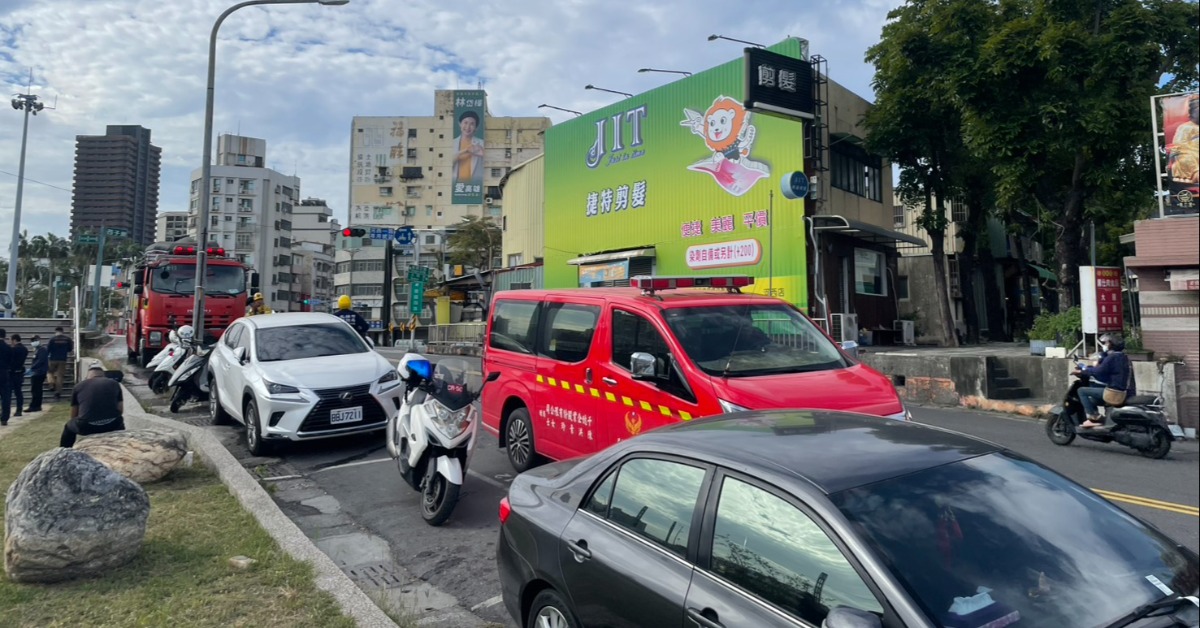 今天上午高雄市鹽埕分局接獲報案稱，位在建國四路和河西路口有具浮屍，警消獲報趕抵將其打撈上岸後，目前正透過死者醫院手環資訊通知家屬比對身分。（圖／翻攝畫面）